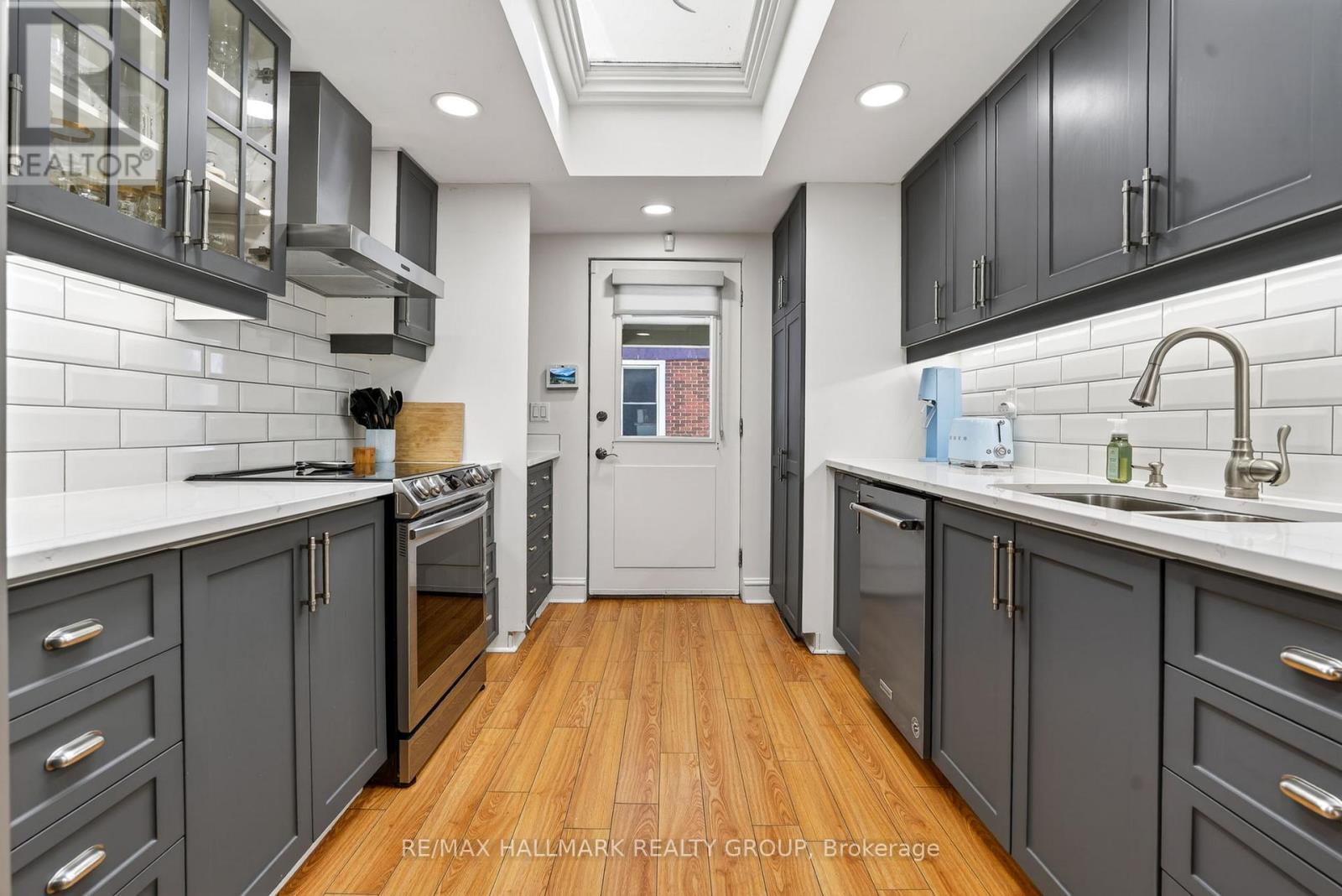 425 Echo Drive, Ottawa, ON - Indoor Photo Showing Kitchen With Double Sink With Upgraded Kitchen