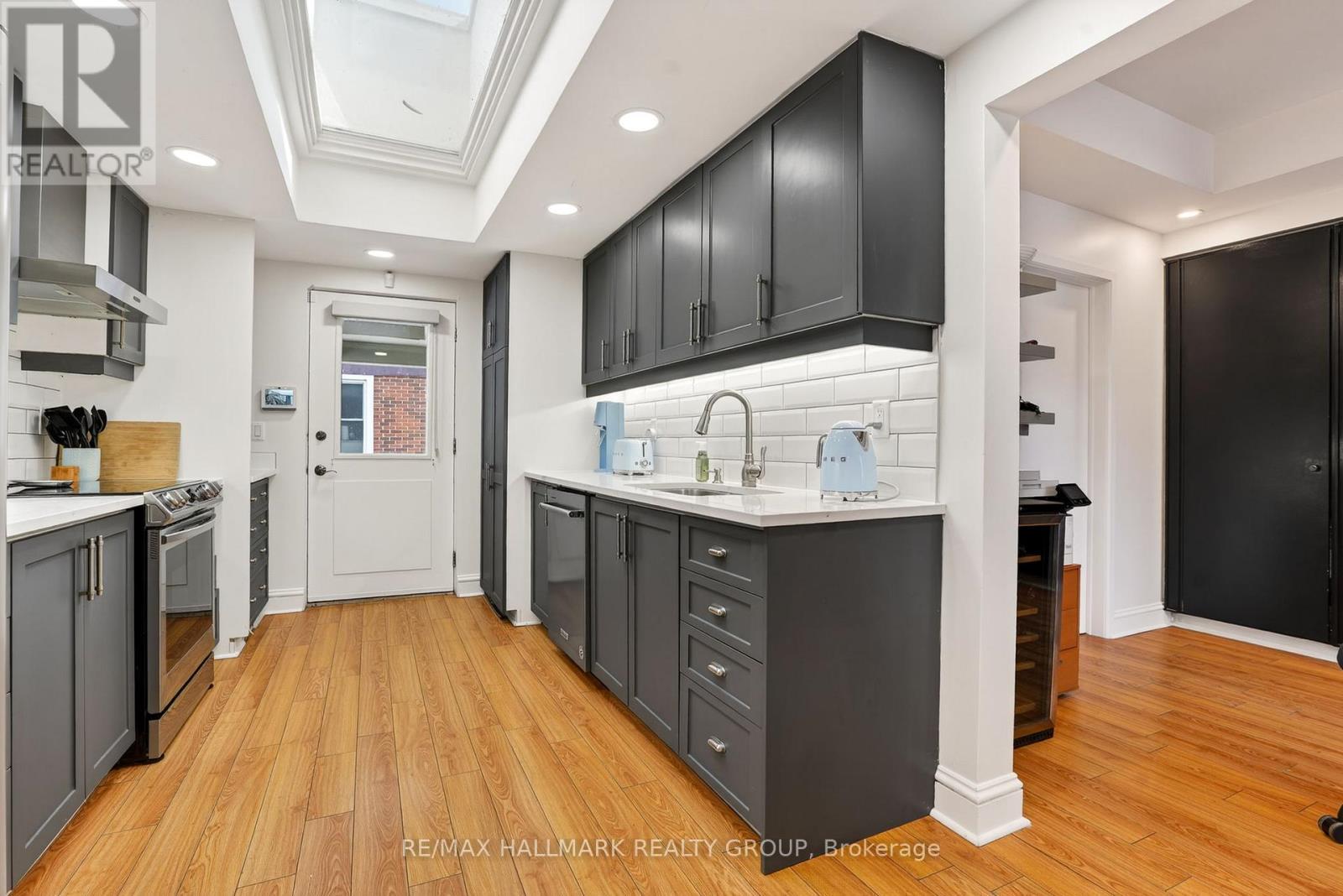 425 Echo Drive, Ottawa, ON - Indoor Photo Showing Kitchen With Upgraded Kitchen