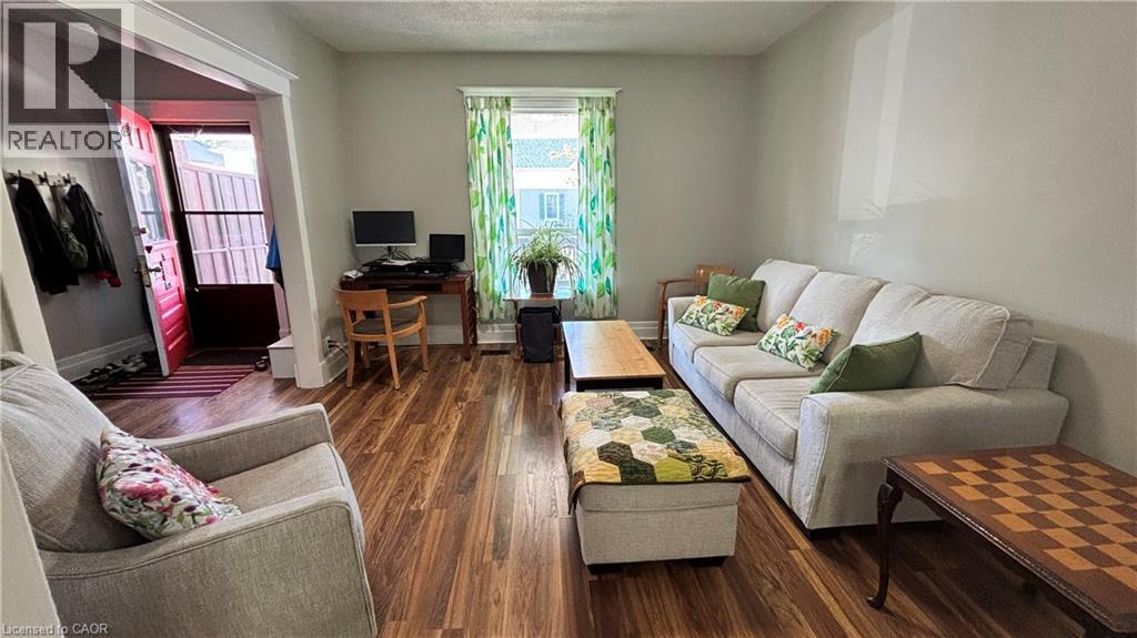 30 Victoria Avenue, Cambridge, ON - Indoor Photo Showing Living Room