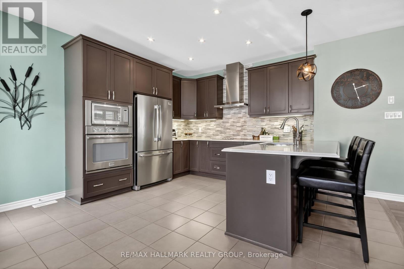 33 Summitview Drive, Ottawa, ON
