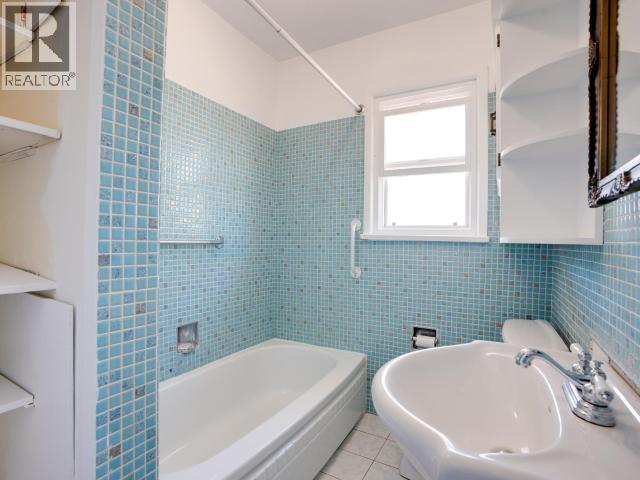 6421 Hillcrest Ave, Powell River, BC