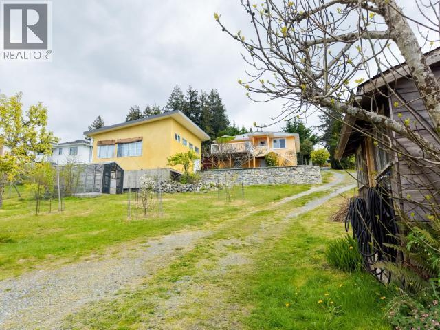 6421 Hillcrest Ave, Powell River, BC