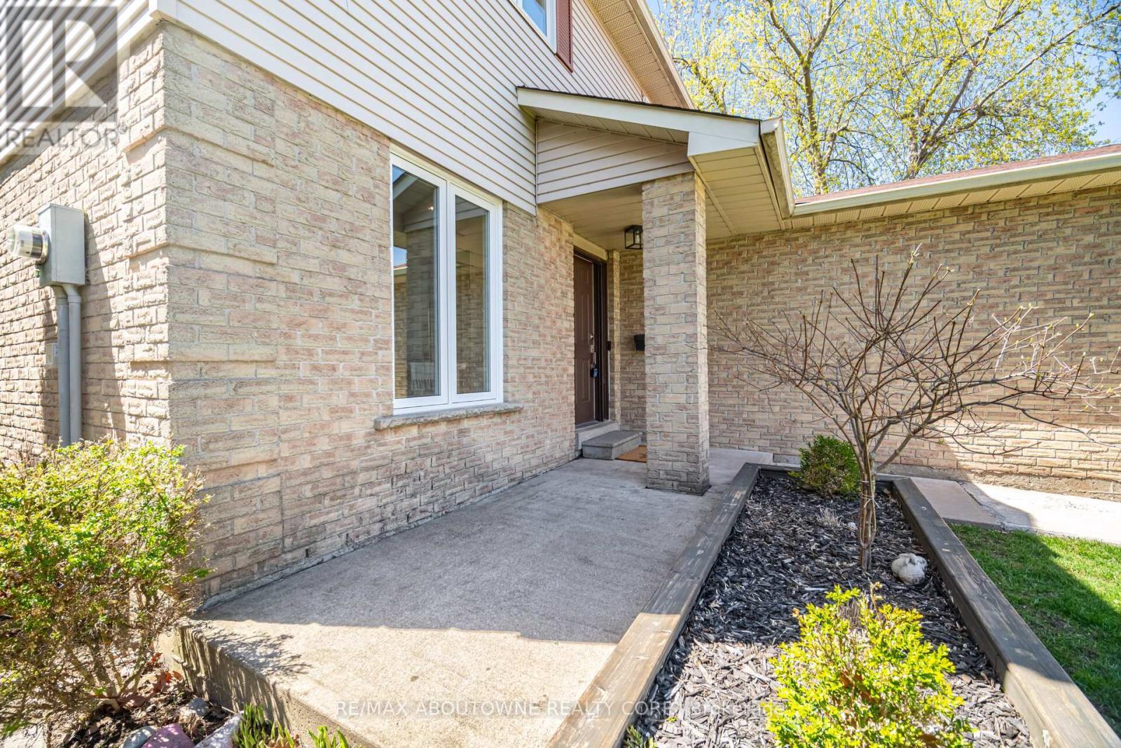 2395 Arnold Crescent, Burlington, ON