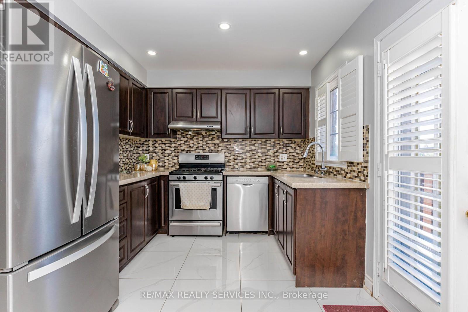Kitchen with Stainless Steel Appliances - 1135 Bellarosa Lane, Mississauga, ON