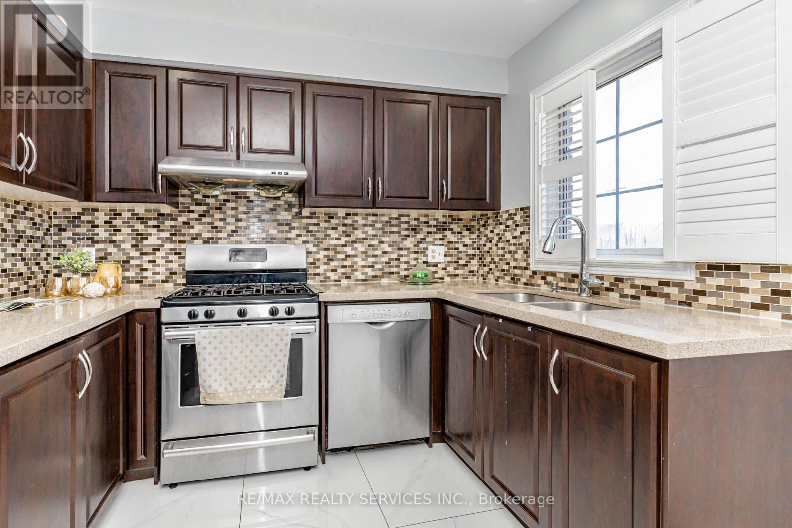 Kitchen with Quartz Countertop - 1135 Bellarosa Lane, Mississauga, ON