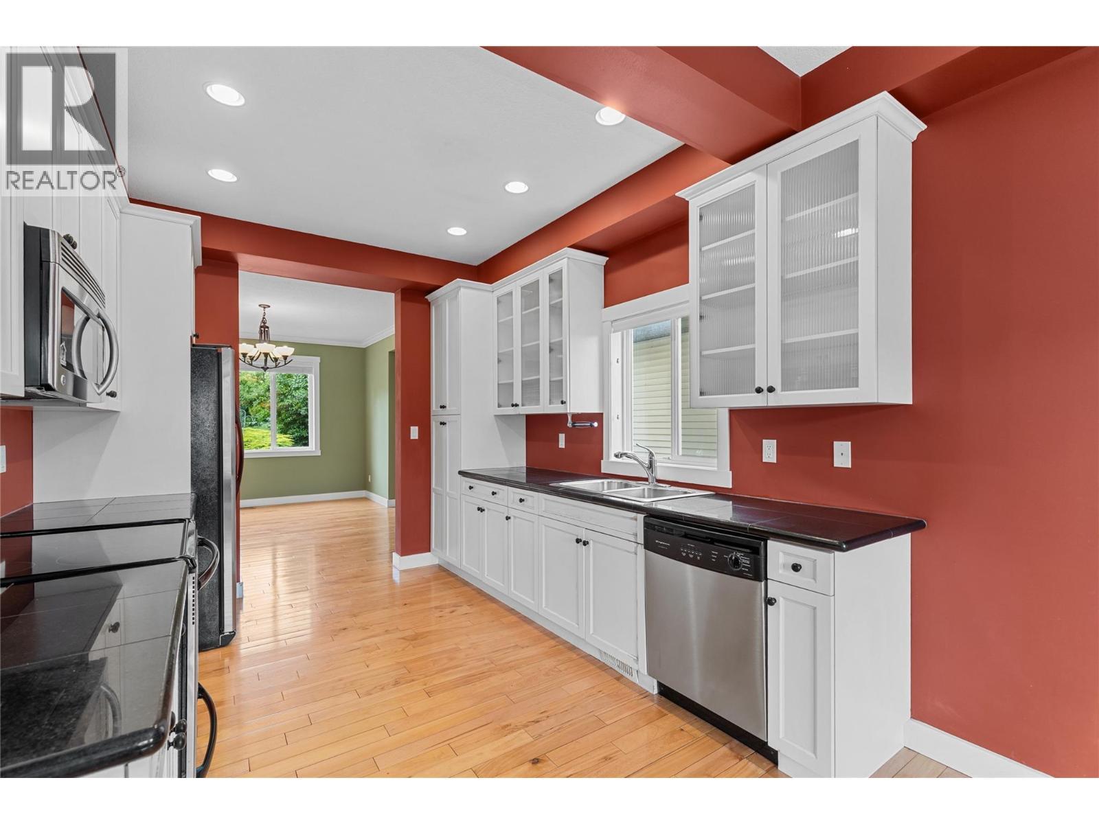479 Middleton Way, Coldstream, BC - Indoor Photo Showing Kitchen With Double Sink