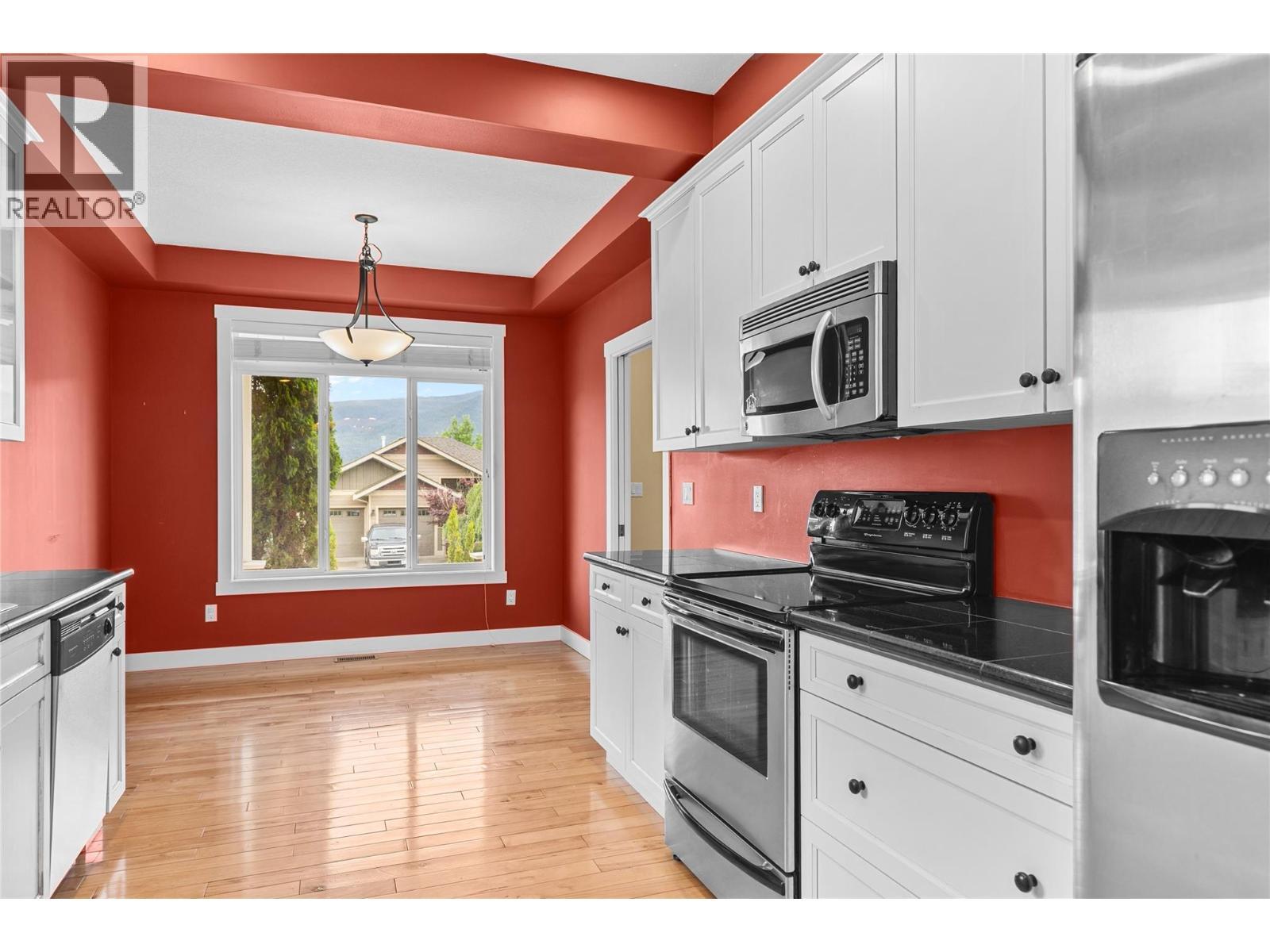 479 Middleton Way, Coldstream, BC - Indoor Photo Showing Kitchen