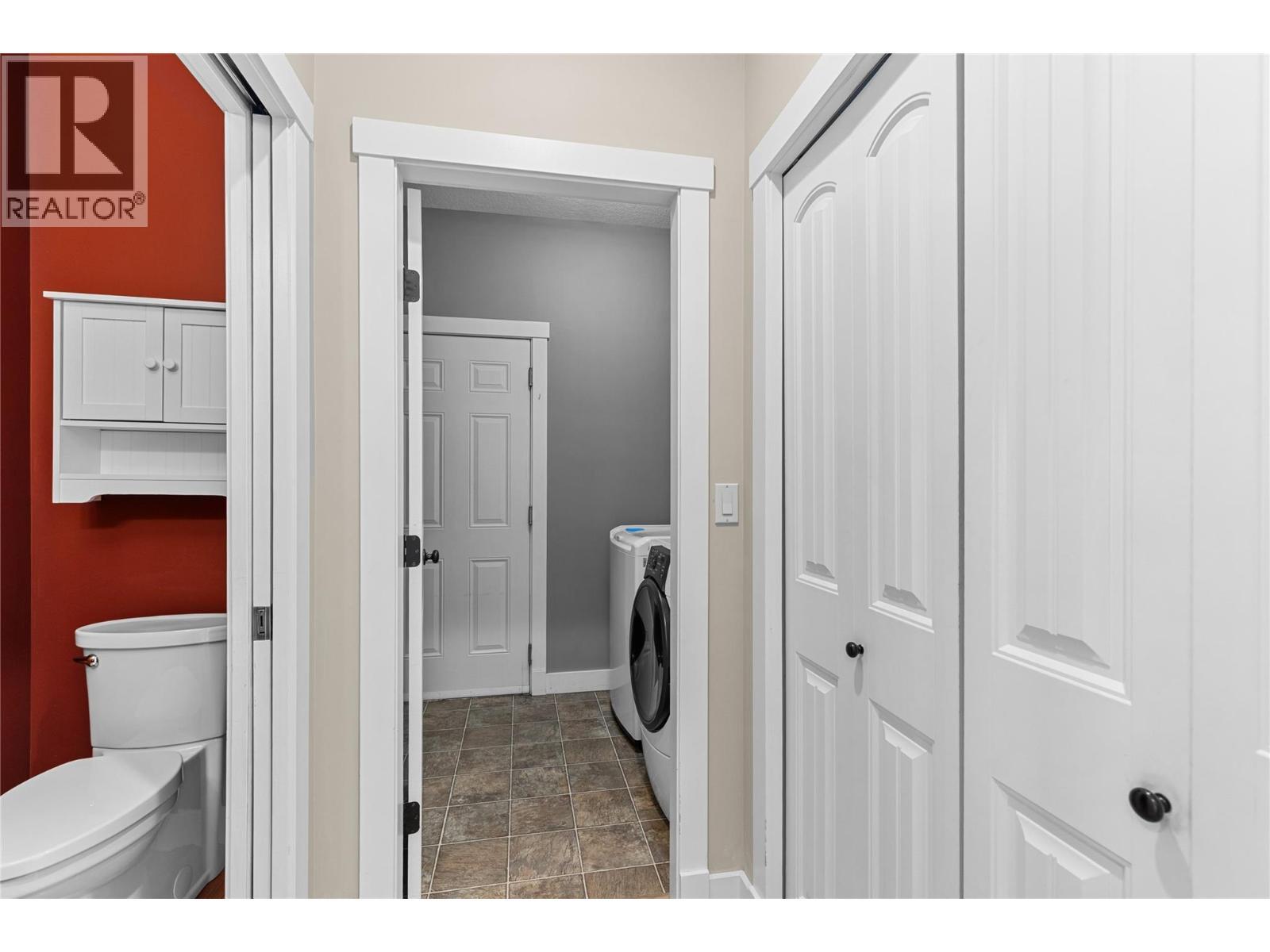 Main floor powder room - 479 Middleton Way, Coldstream, BC - Indoor