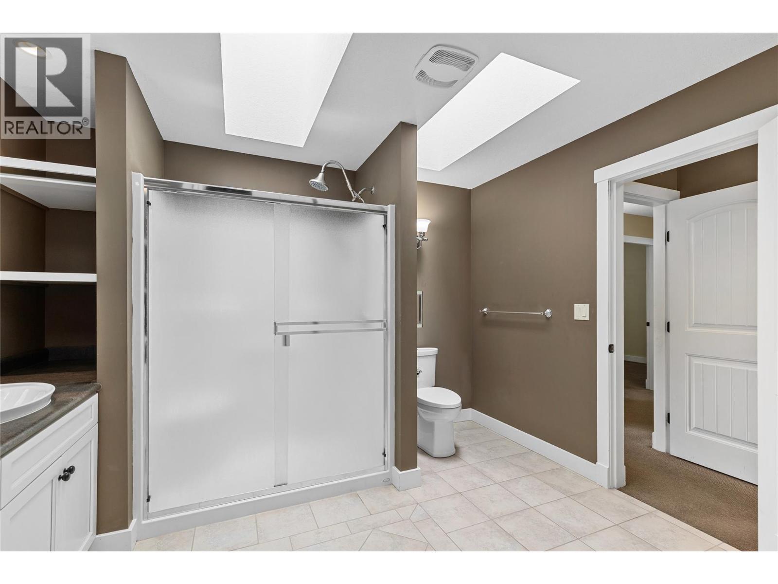 479 Middleton Way, Coldstream, BC - Indoor Photo Showing Bathroom