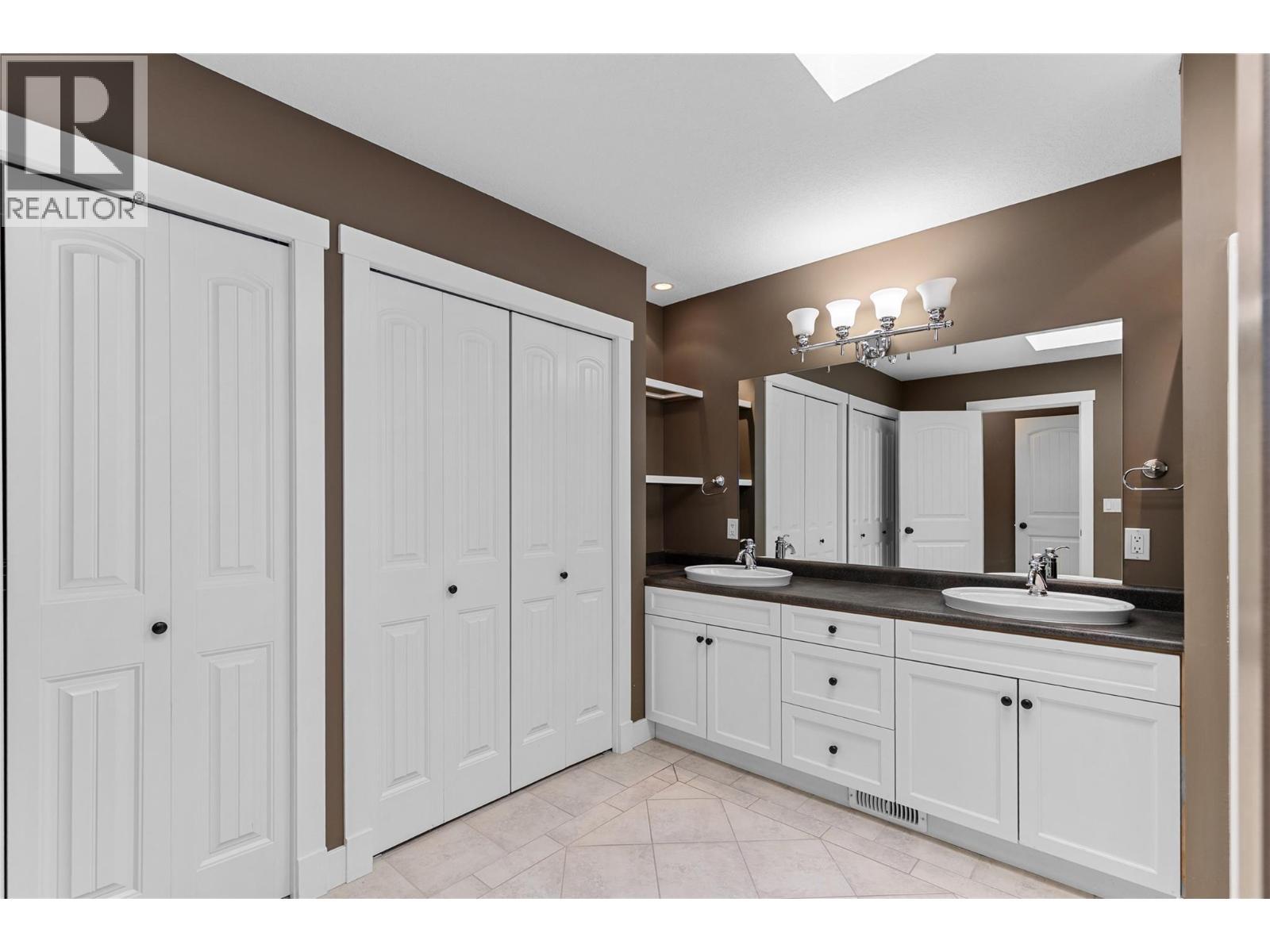 479 Middleton Way, Coldstream, BC - Indoor Photo Showing Bathroom