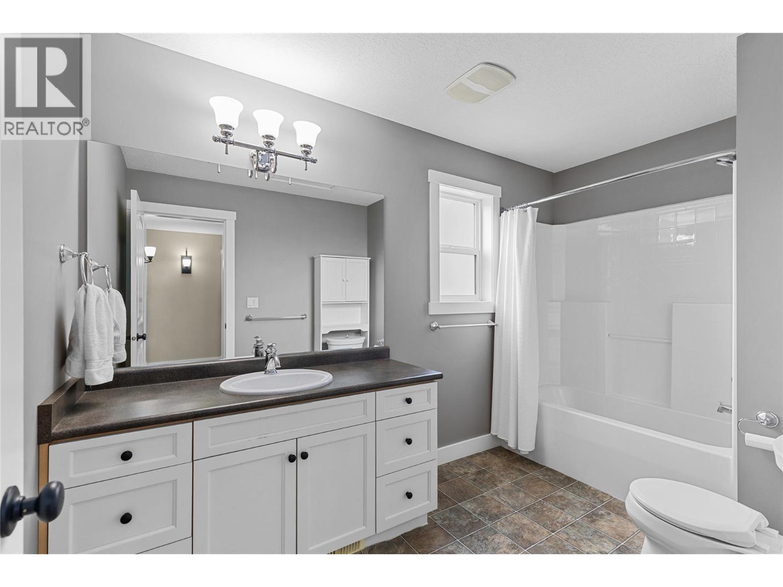 Main bathroom on 2nd level - 479 Middleton Way, Coldstream, BC - Indoor Photo Showing Bathroom