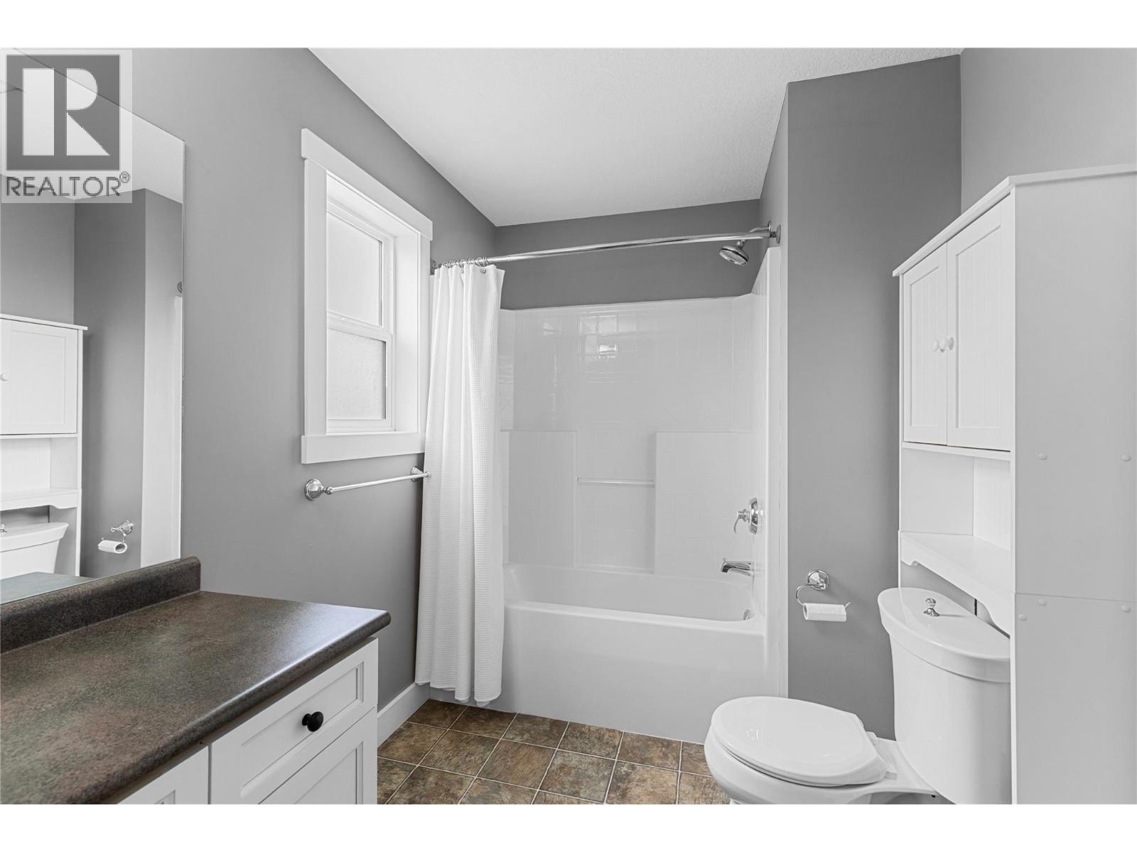 479 Middleton Way, Coldstream, BC - Indoor Photo Showing Bathroom