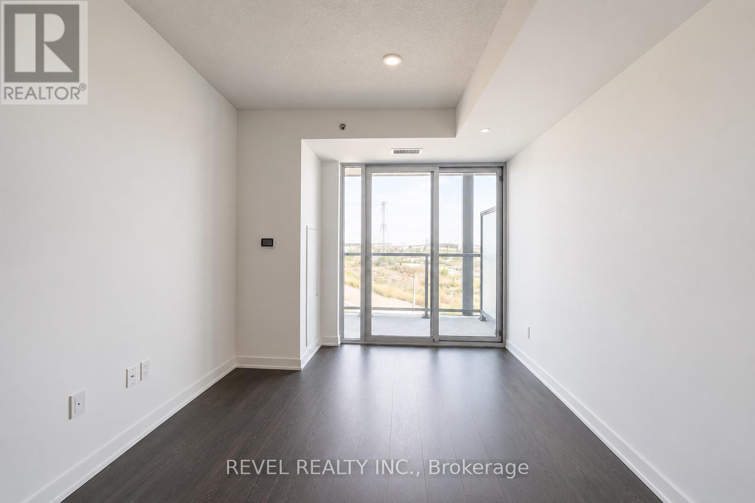 A223 - 3210 Dakota Common, Burlington, ON - Indoor Photo Showing Other Room