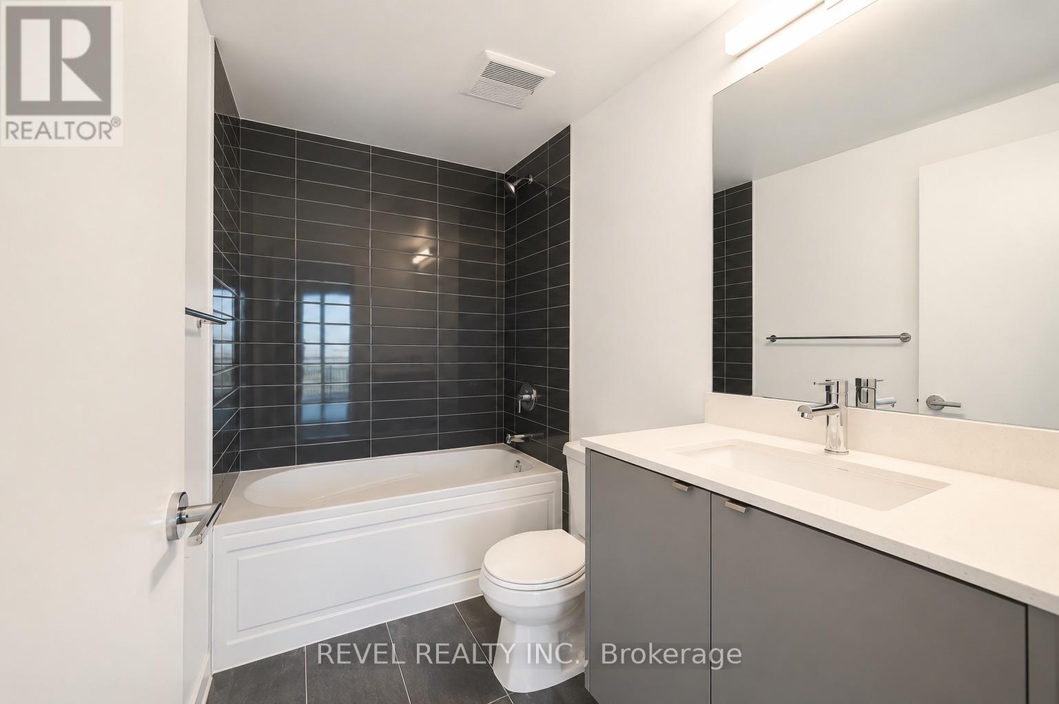 A223 - 3210 Dakota Common, Burlington, ON - Indoor Photo Showing Bathroom