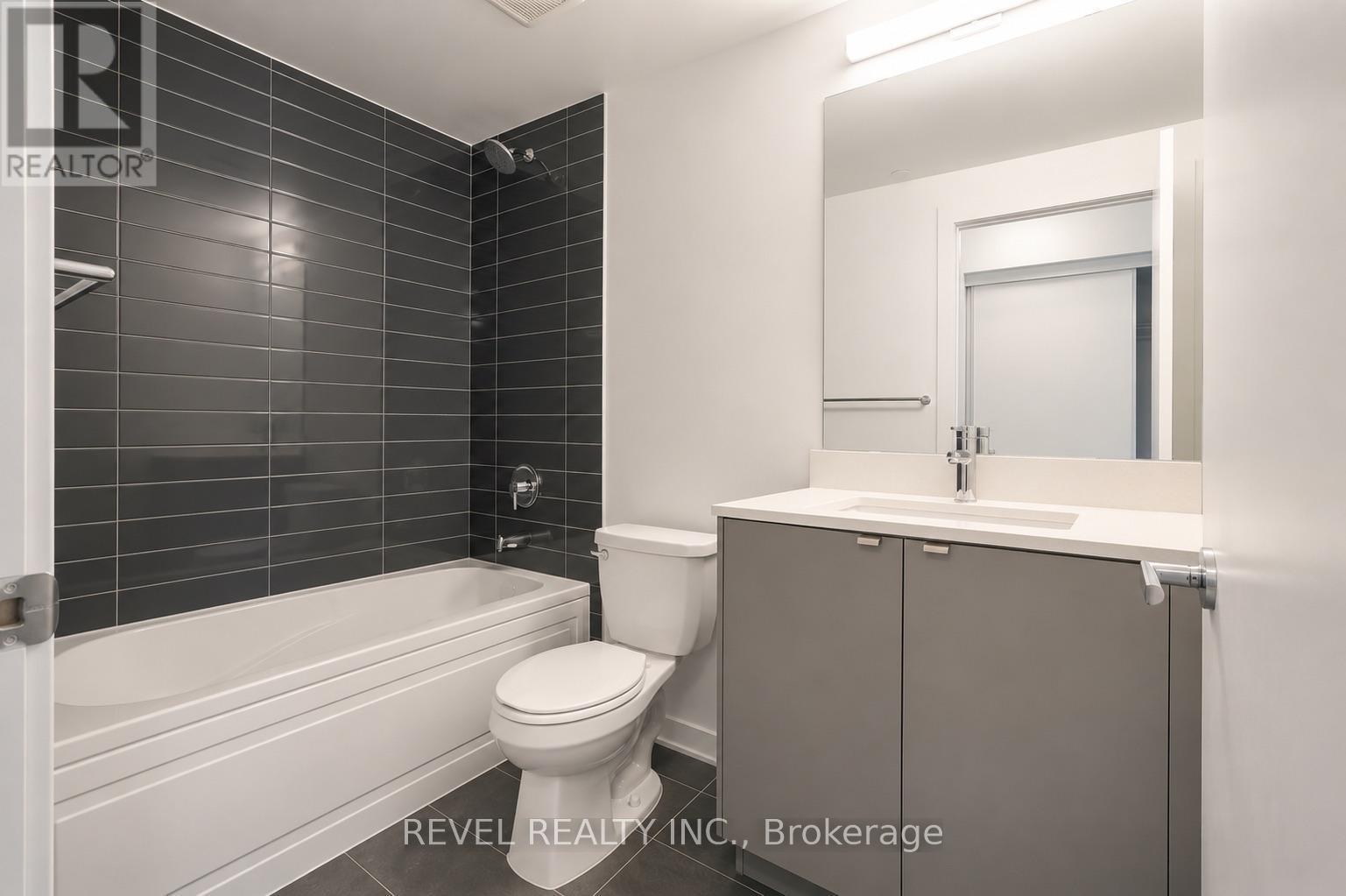 A223 - 3210 Dakota Common, Burlington, ON - Indoor Photo Showing Bathroom