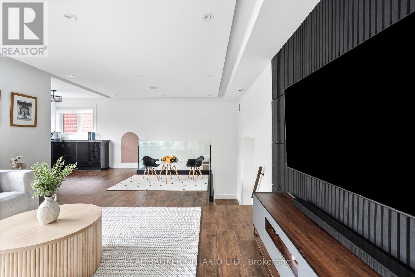 17 Old Oak Road, Toronto, ON