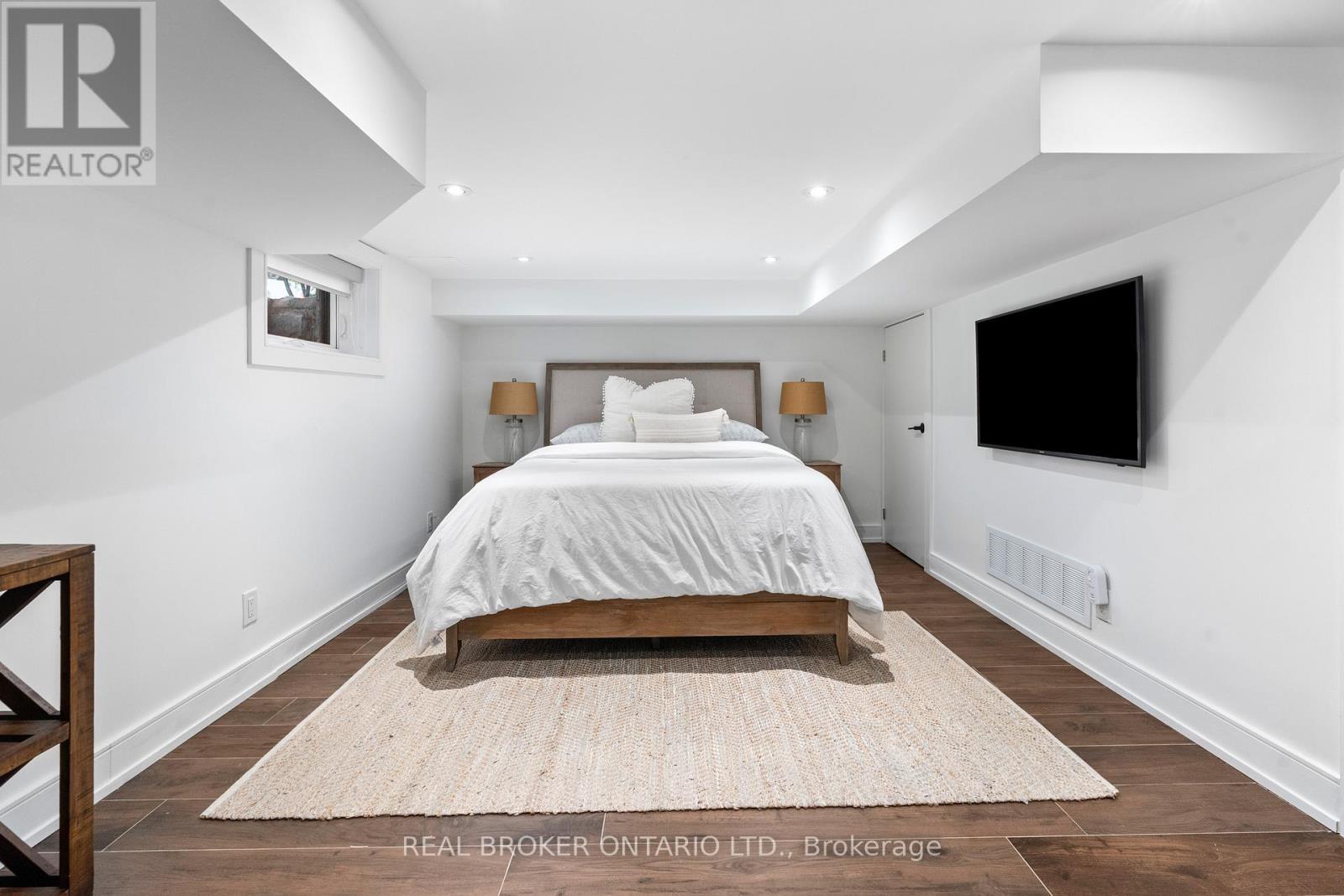 17 Old Oak Road, Toronto, ON