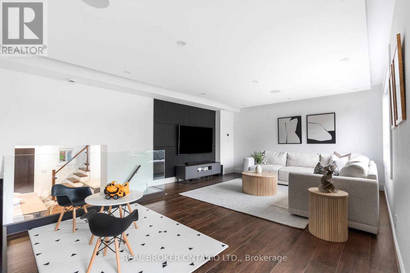 17 Old Oak Road, Toronto, ON