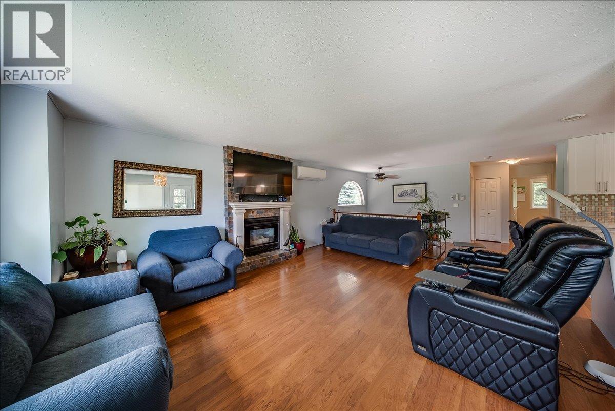 1545 Columbia Road, Ootischenia, BC
