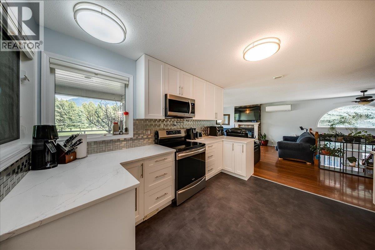 1545 Columbia Road, Ootischenia, BC