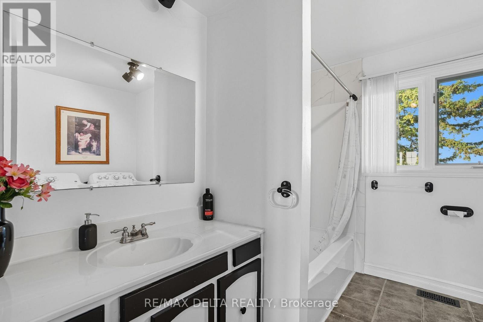 MAIN FLOOR BATHROOM 4PCS - 4254 Conc 20 Concession, The Nation, ON