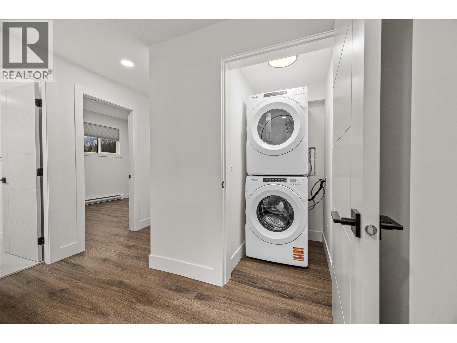 1437 April Springs Court, Kelowna, BC - Indoor Photo Showing Laundry Room