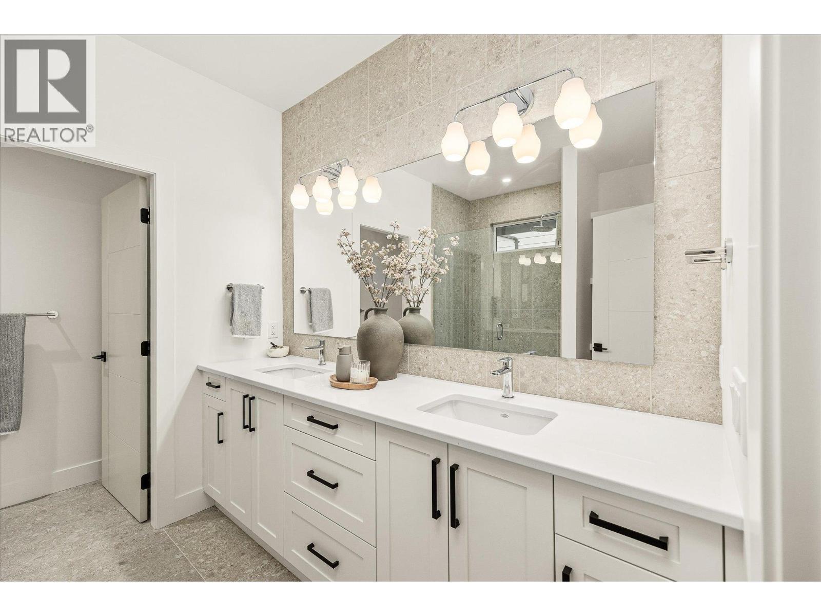 1437 April Springs Court, Kelowna, BC - Indoor Photo Showing Bathroom