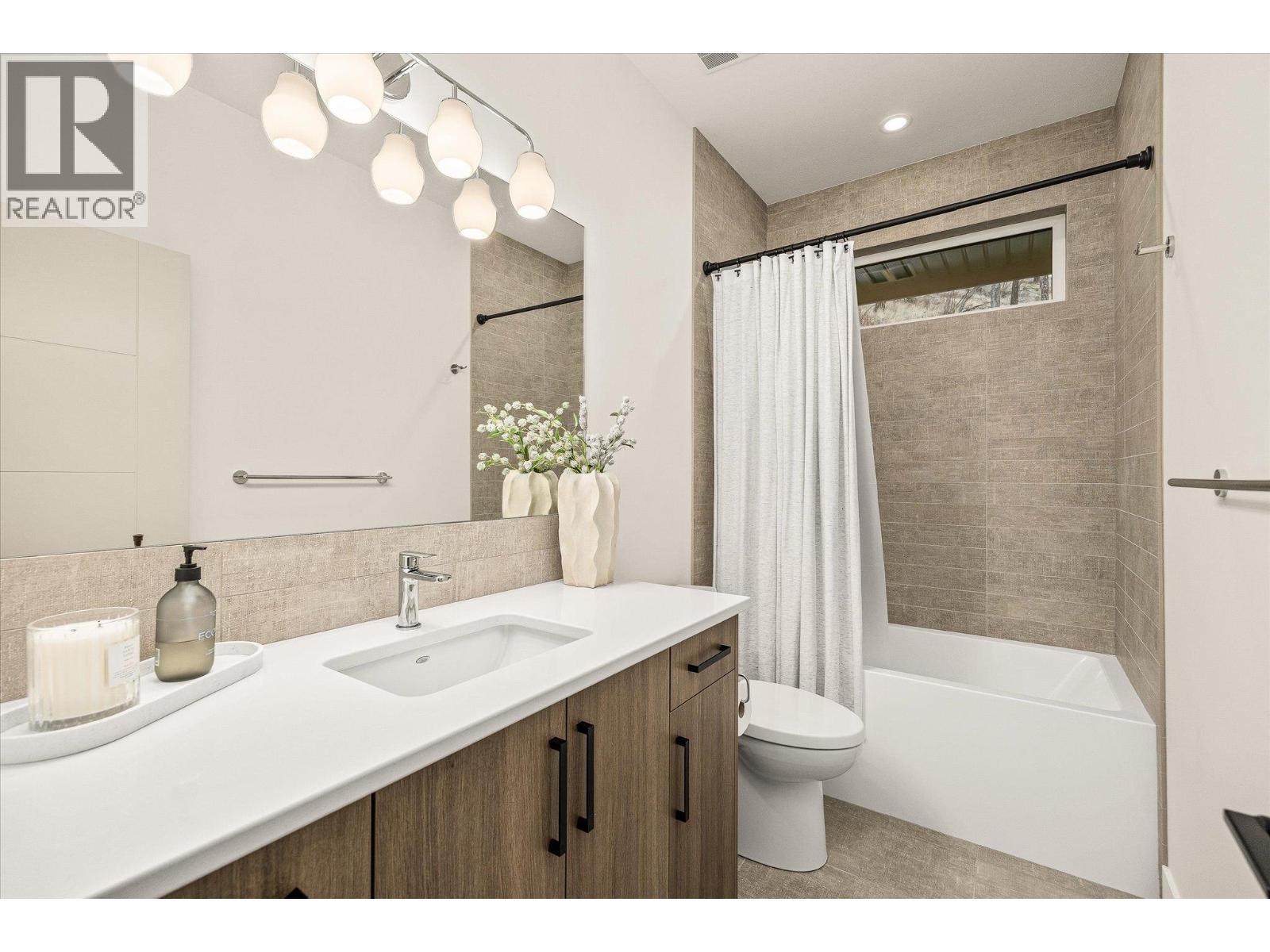 1437 April Springs Court, Kelowna, BC - Indoor Photo Showing Bathroom