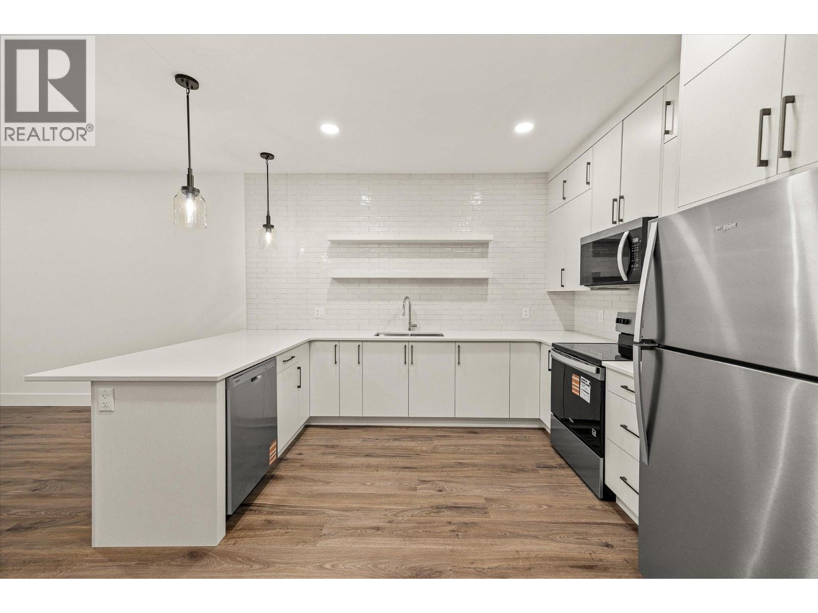 1437 April Springs Court, Kelowna, BC - Indoor Photo Showing Kitchen With Upgraded Kitchen