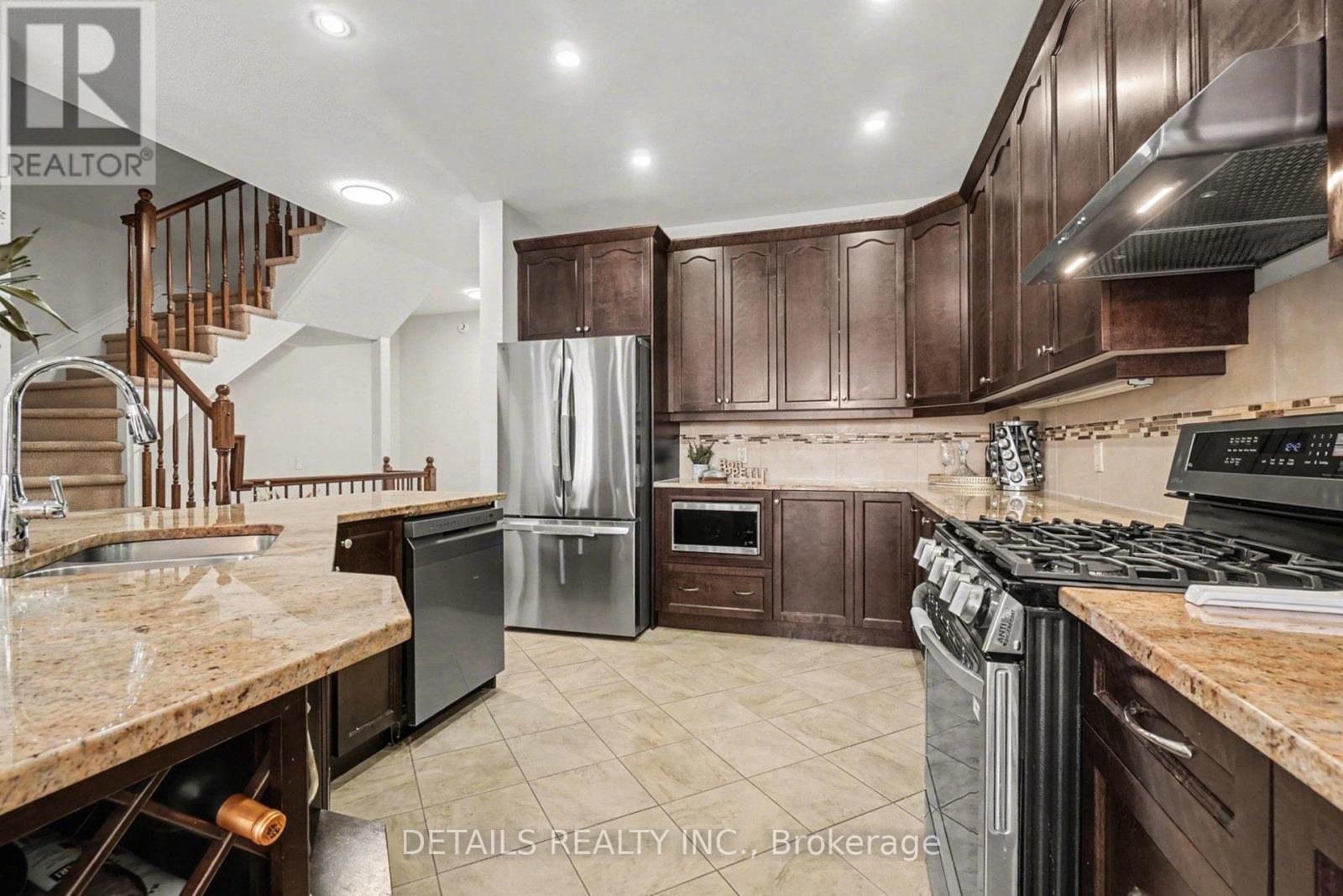 112 Whispering Winds Way, Ottawa, ON