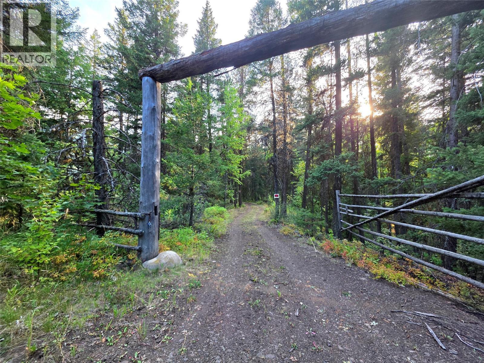 Beautiful wood entrance fence - 6453 Pinaus Lake Road, Falkland, BC