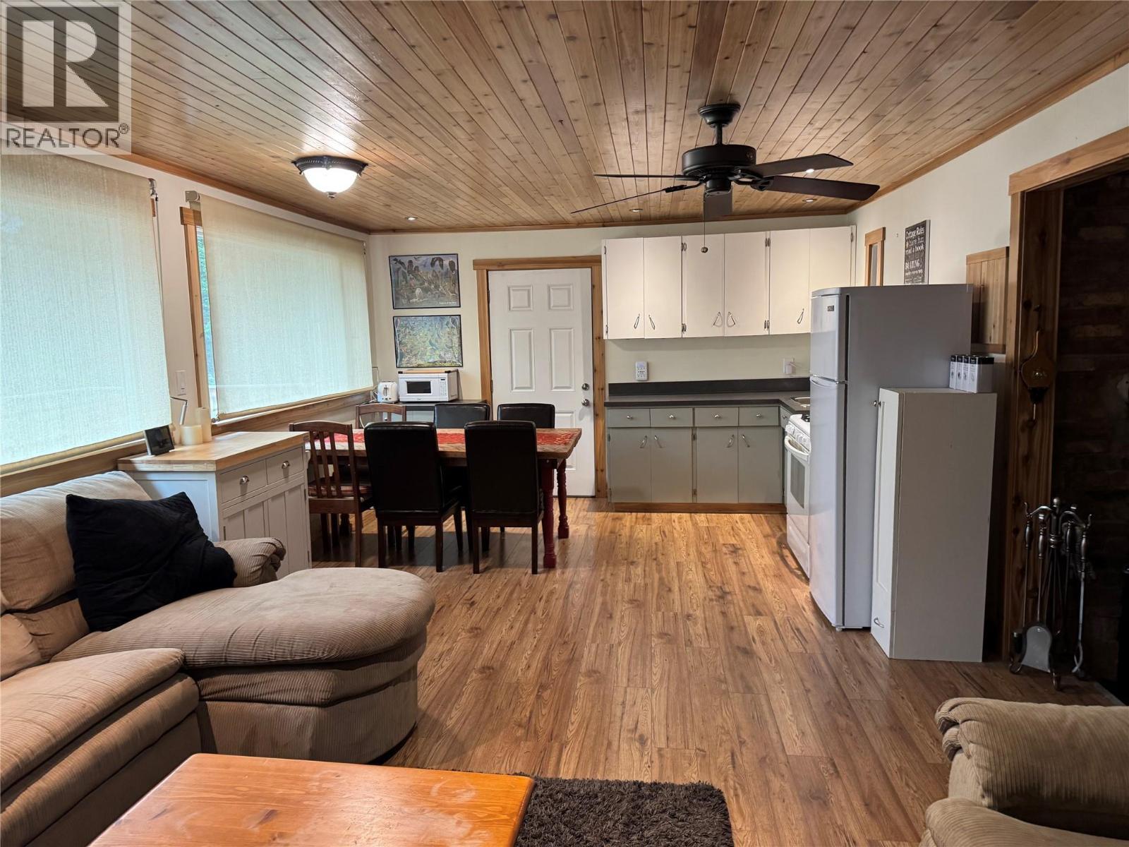 Bright open living space - 6453 Pinaus Lake Road, Falkland, BC