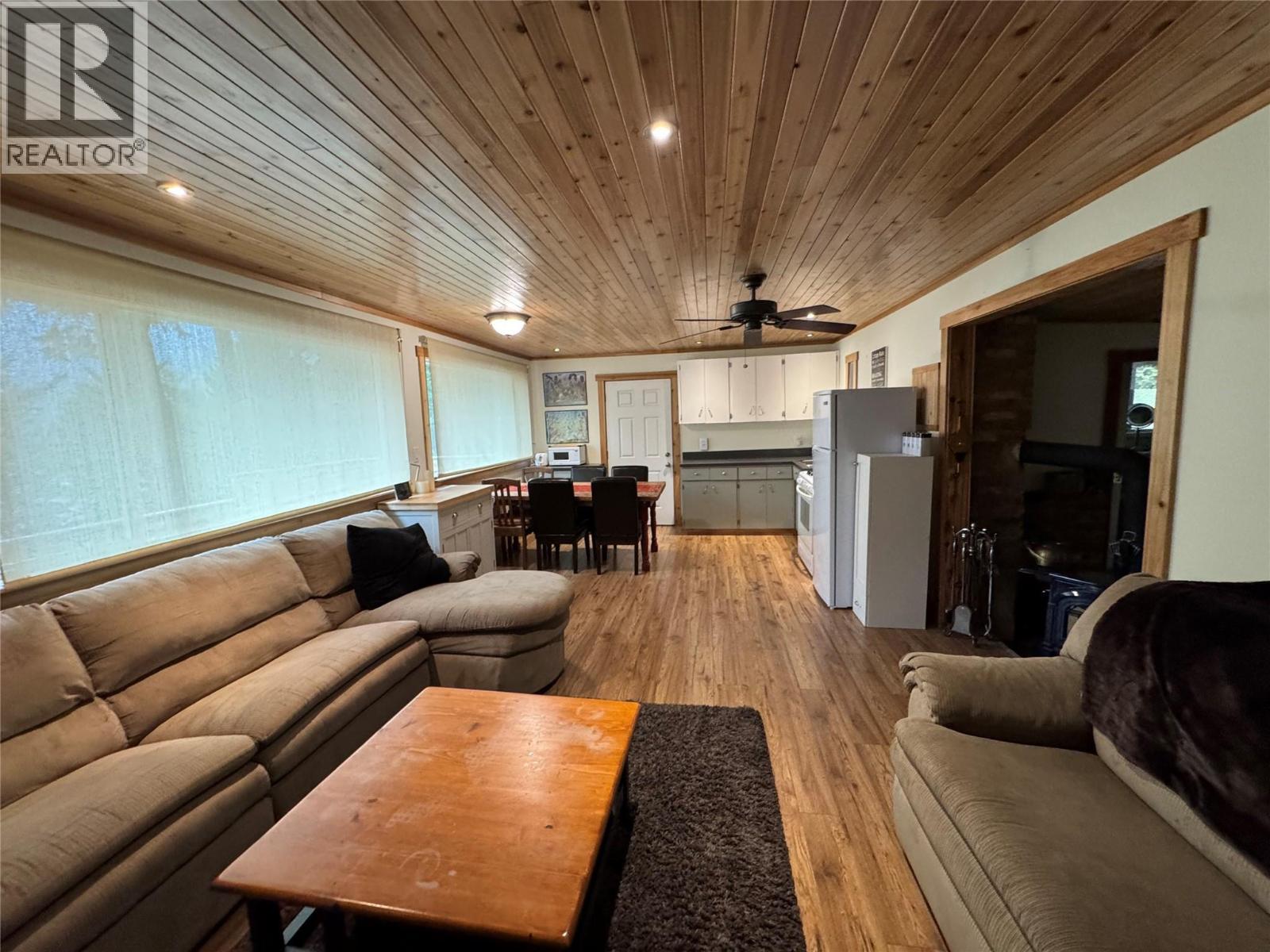Beautiful pine wood details on the ceiling - 6453 Pinaus Lake Road, Falkland, BC
