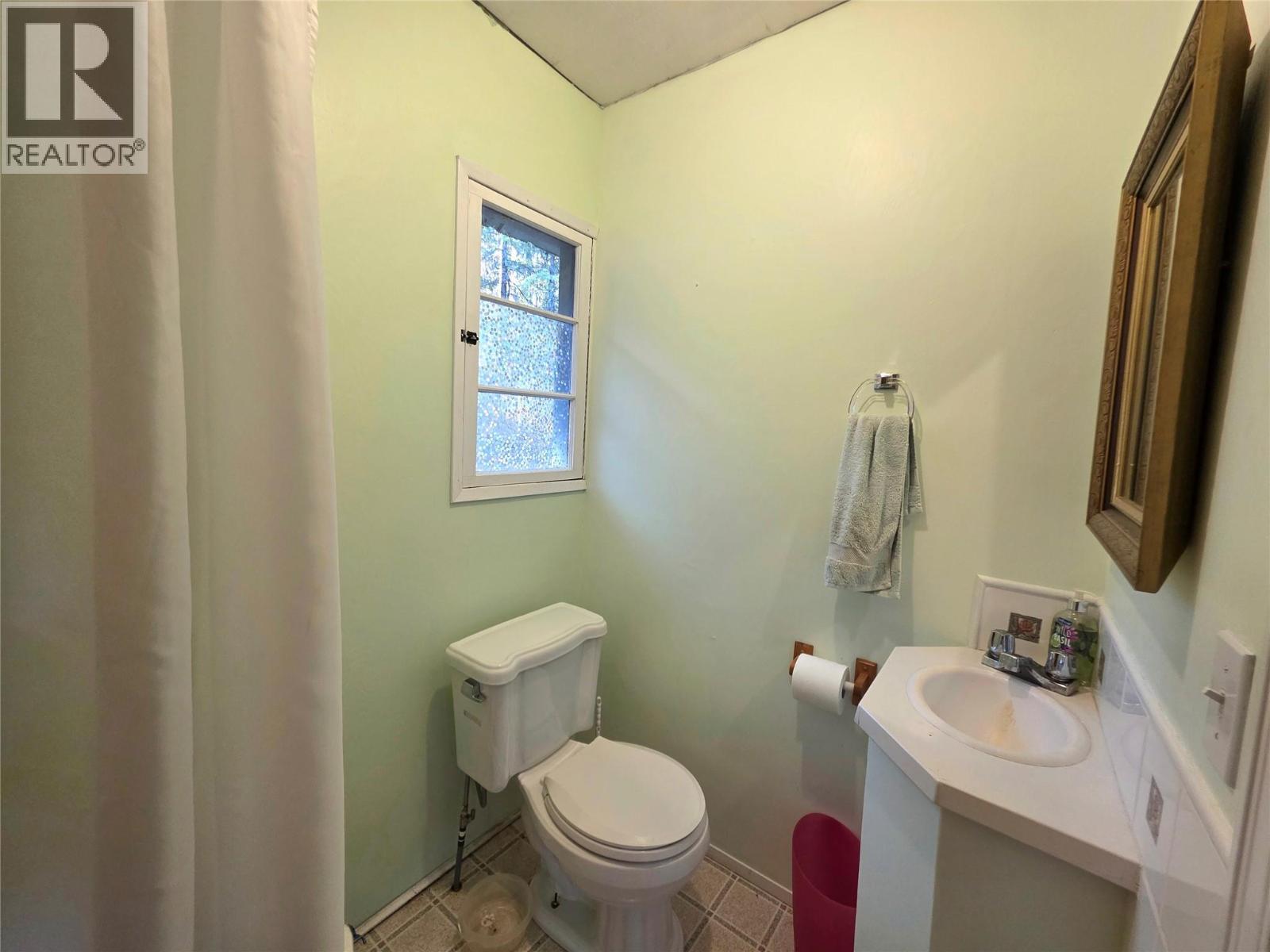 3 piece bathroom - 6453 Pinaus Lake Road, Falkland, BC