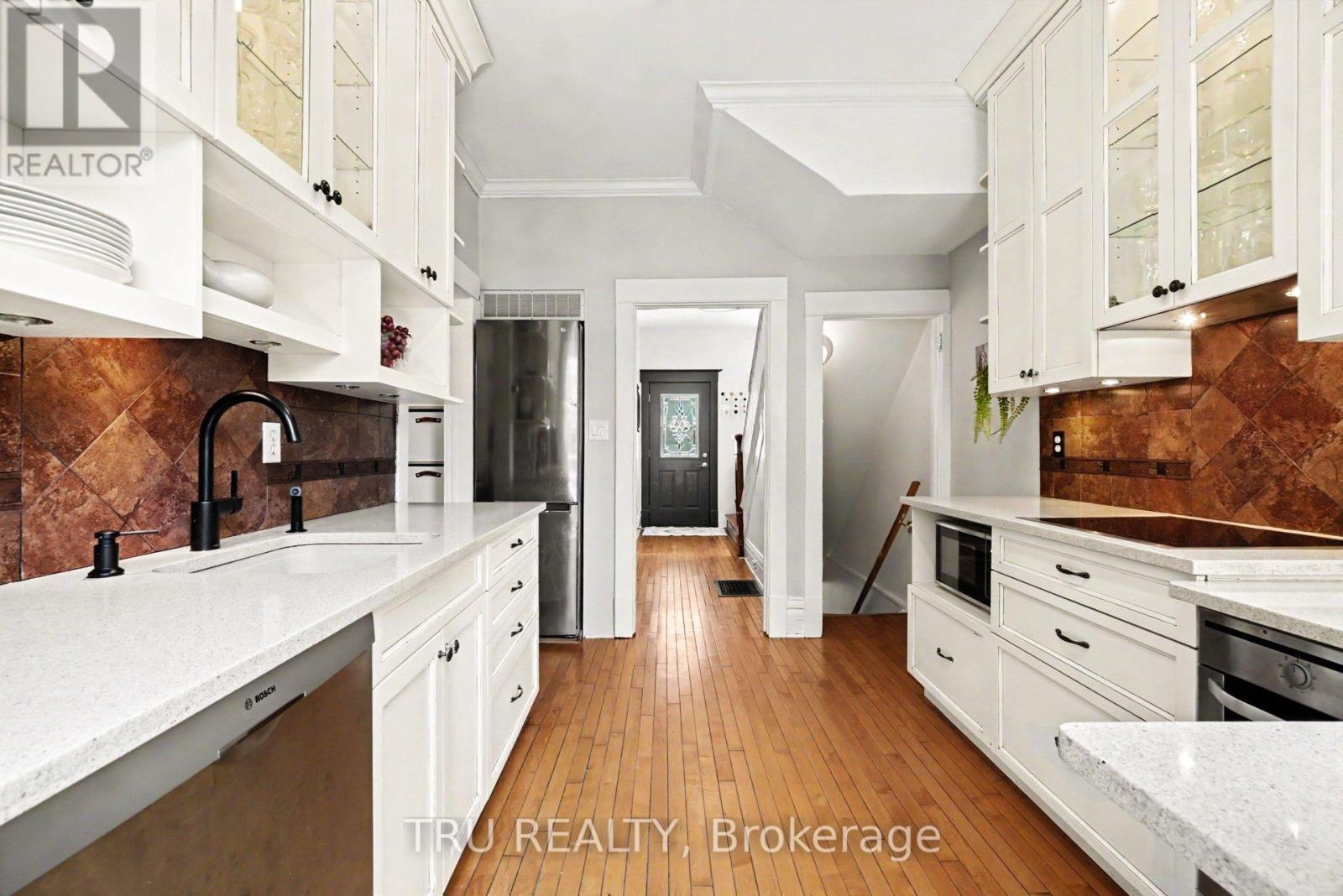 Bright thoughtfully designed kitchen - 5 Grove Avenue, Ottawa, ON