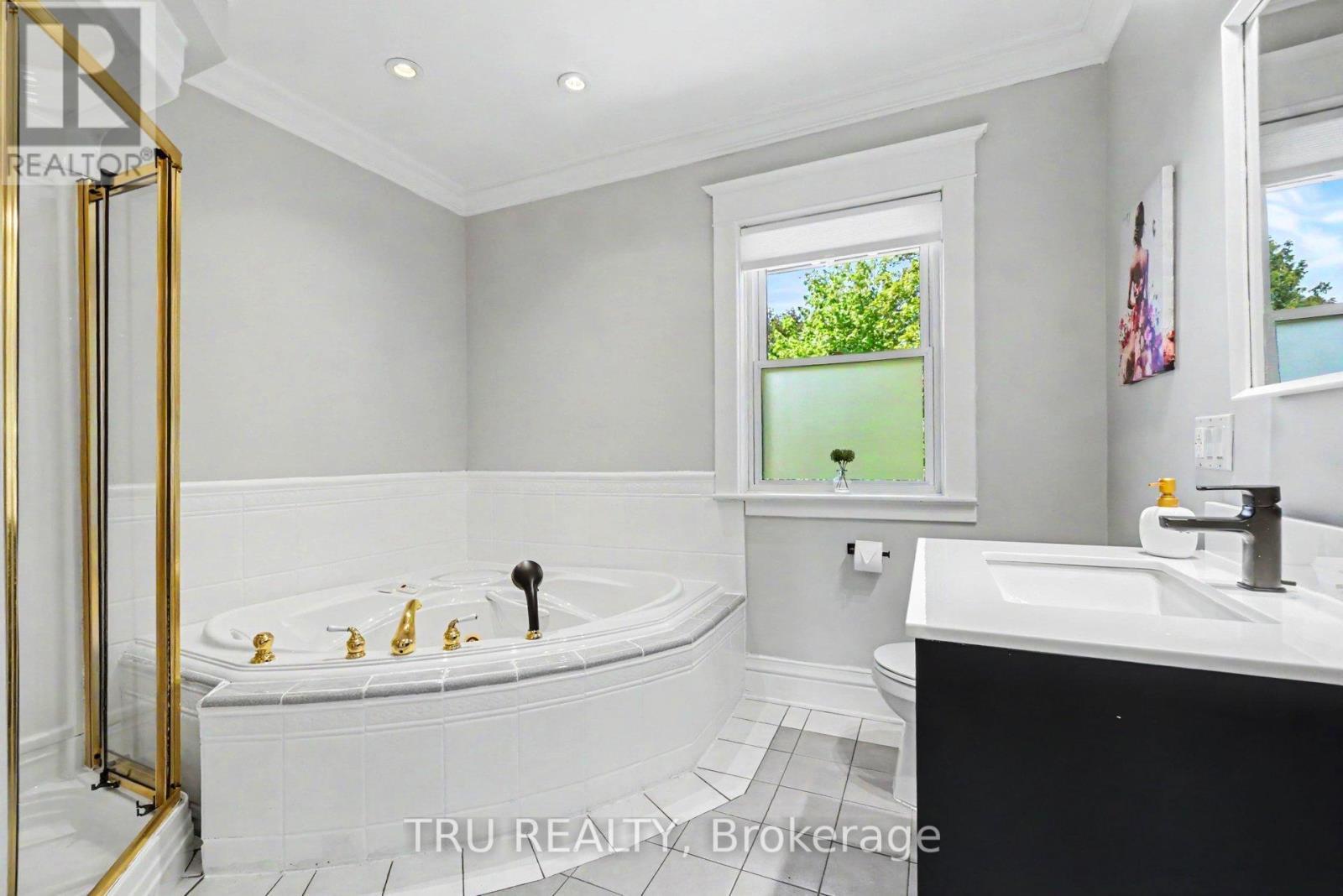 4-piece bathroom on second level - 5 Grove Avenue, Ottawa, ON