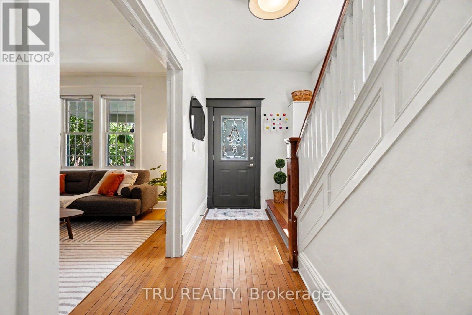 Inviting entrance - 5 Grove Avenue, Ottawa, ON