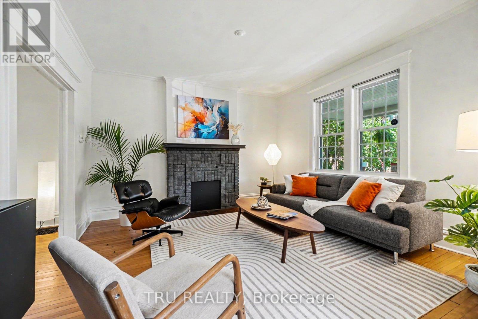 Bright spacious living room, opens to dining area - 5 Grove Avenue, Ottawa, ON