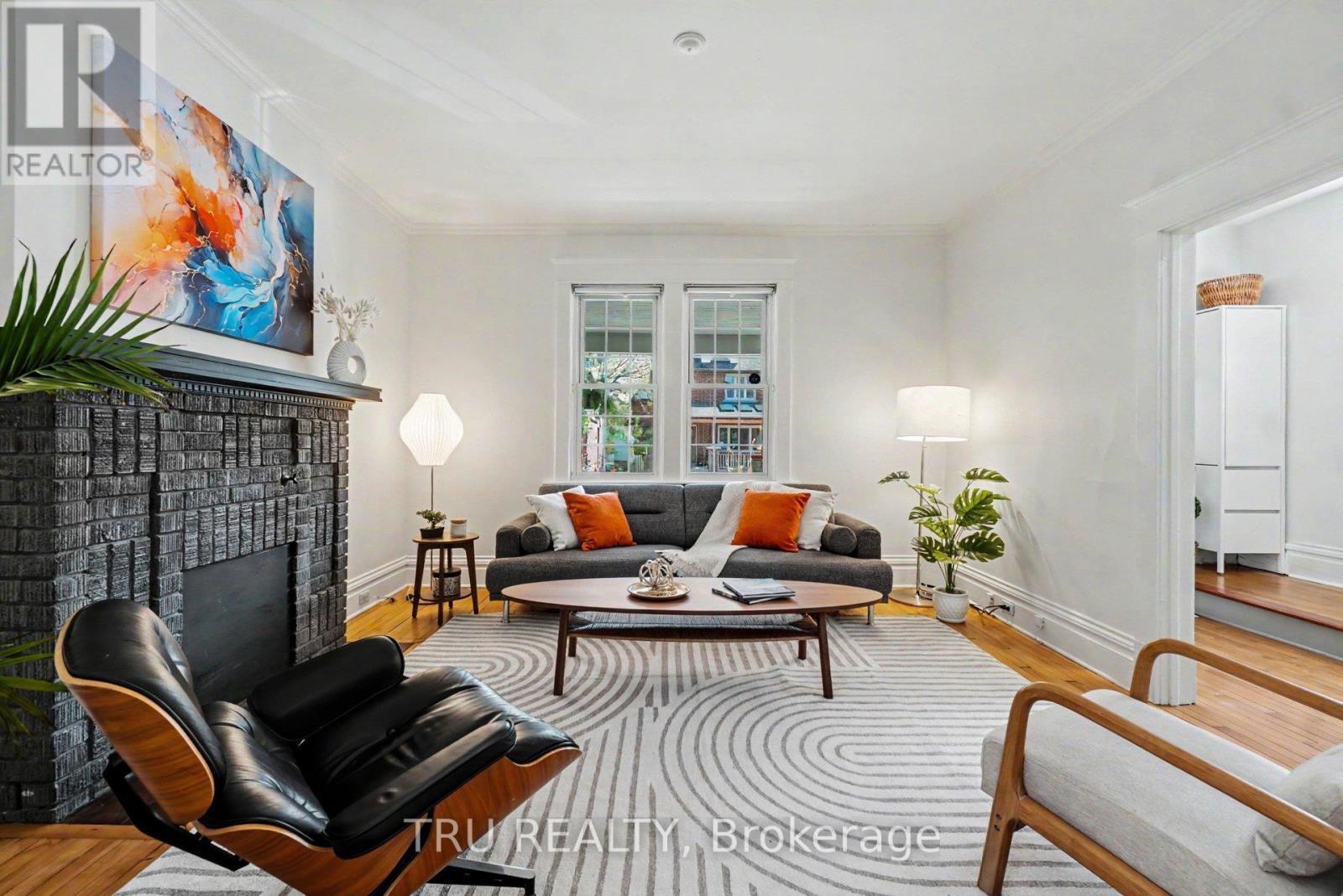 Warm and bright spacious living room - 5 Grove Avenue, Ottawa, ON