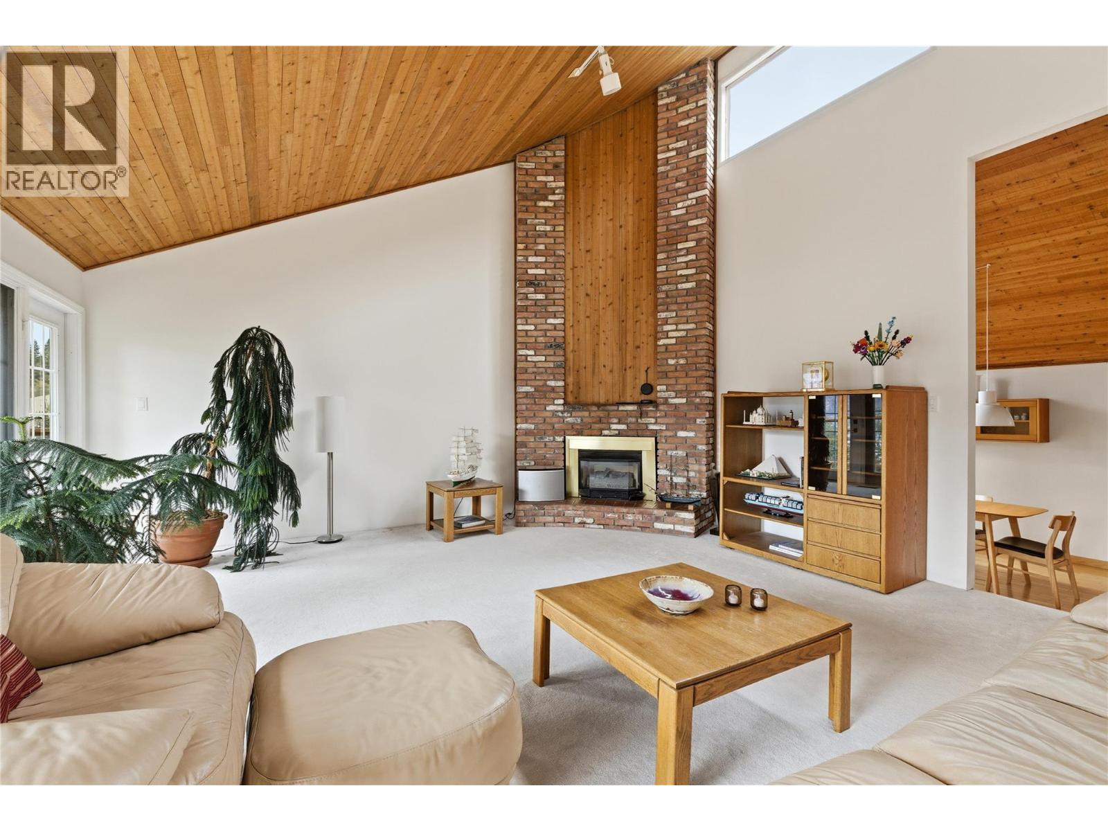 16' ceilings & propane fireplace - 324 Clifton Road N, Kelowna, BC