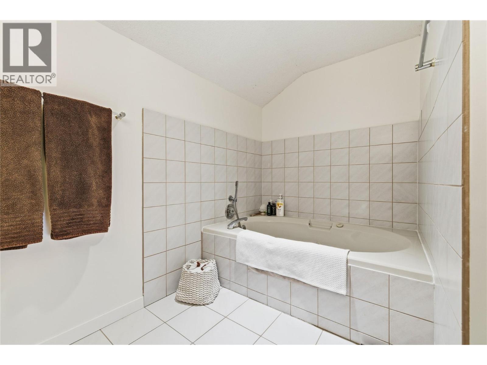 324 Clifton Road N, Kelowna, BC