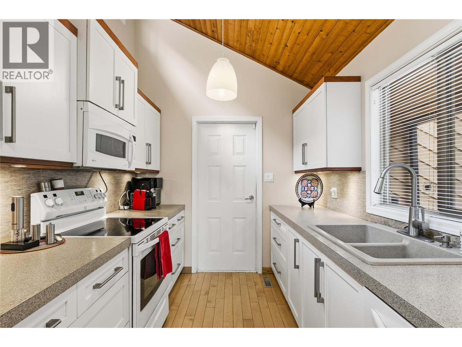 (Interior Entrance to Garage) - 324 Clifton Road N, Kelowna, BC