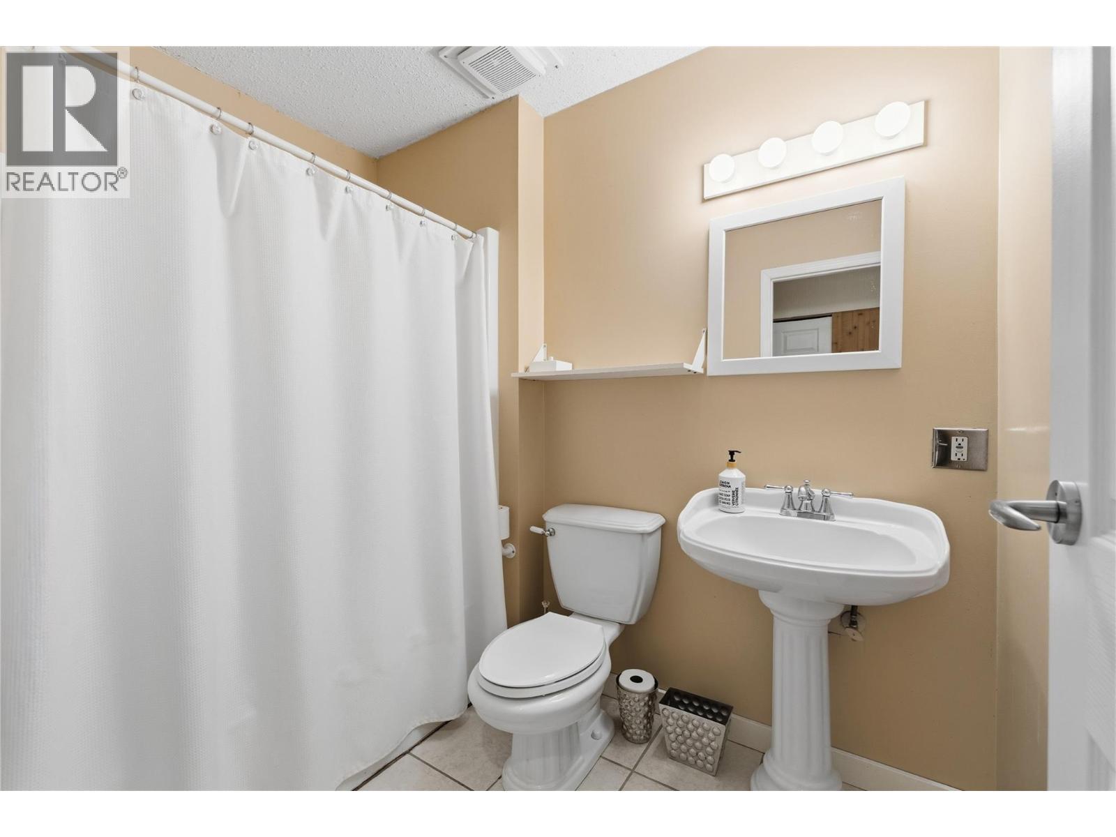 4 piece Bathroom on Main Floor - 324 Clifton Road N, Kelowna, BC
