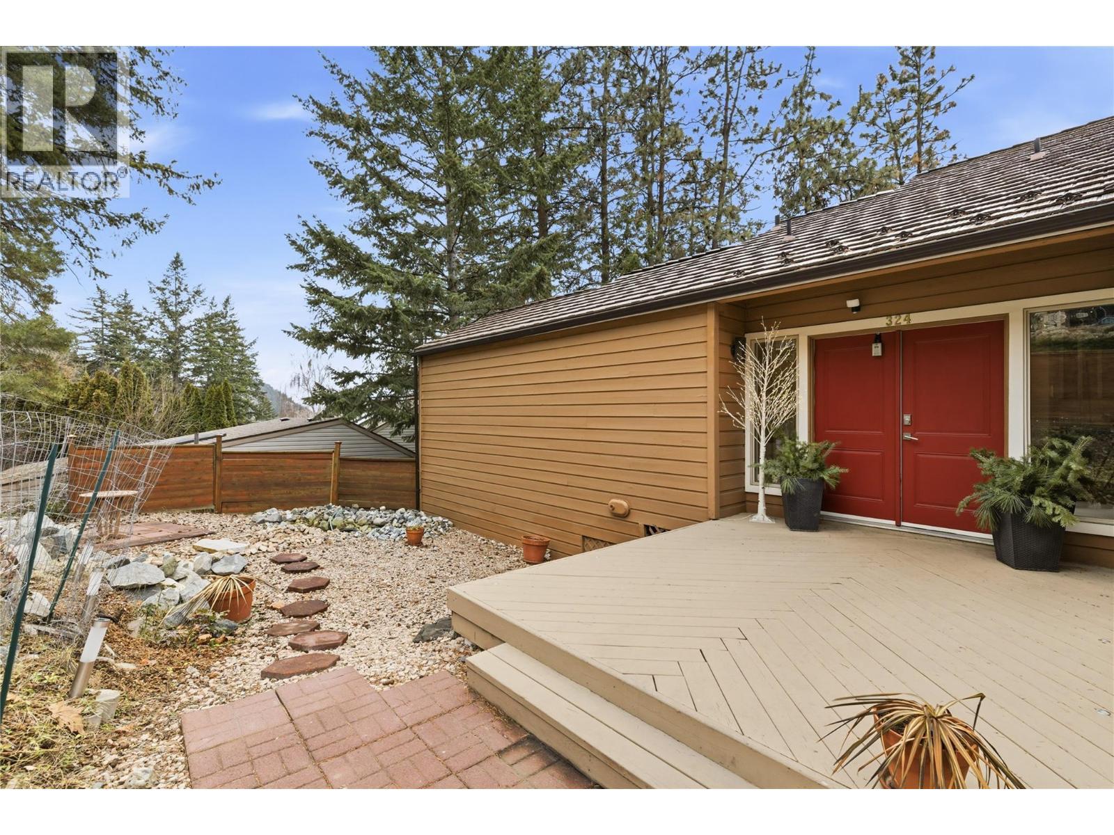 Water feature in front yard - 324 Clifton Road N, Kelowna, BC