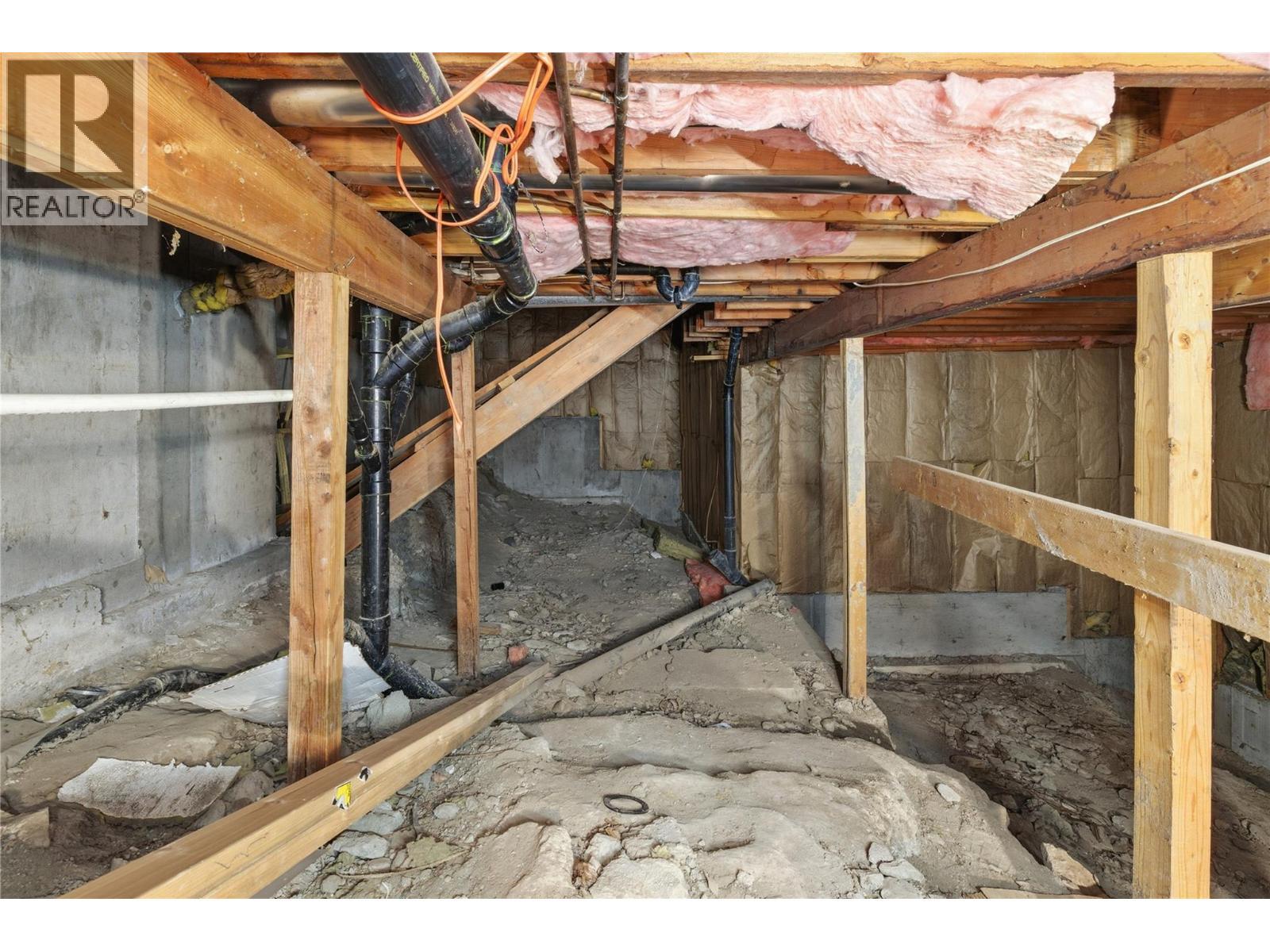 Unfinished crawl space - 324 Clifton Road N, Kelowna, BC