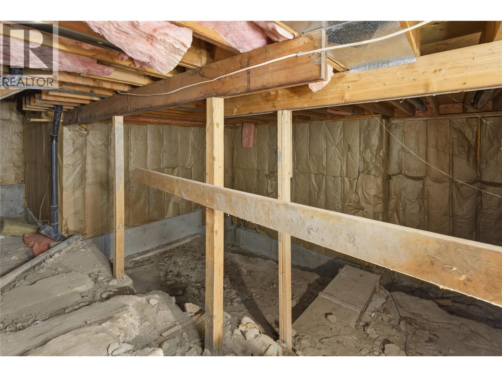 Unfinished crawl space - 324 Clifton Road N, Kelowna, BC