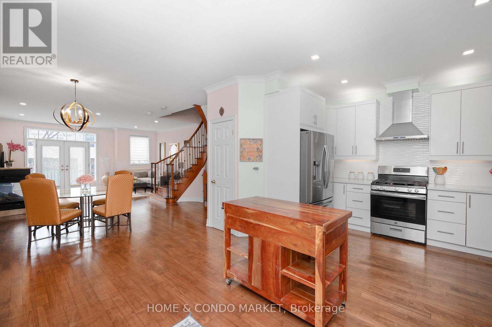 194 Lakeshore Road W, Mississauga, ON