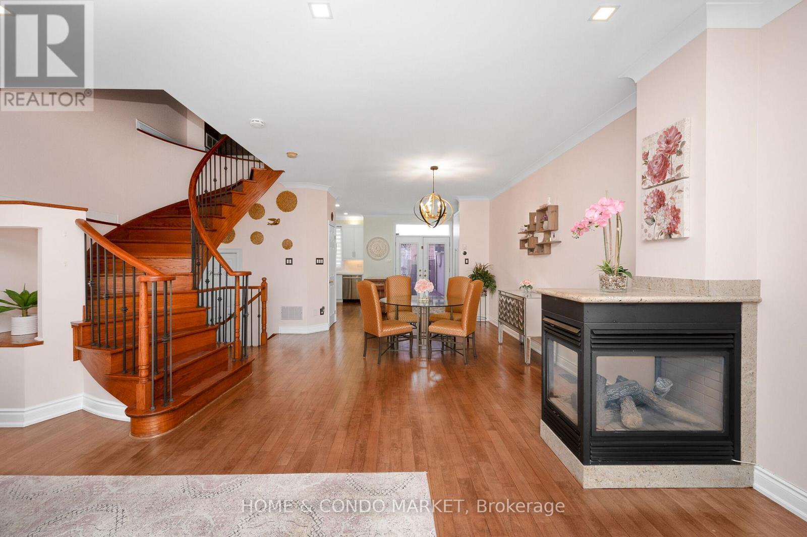194 Lakeshore Road W, Mississauga, ON