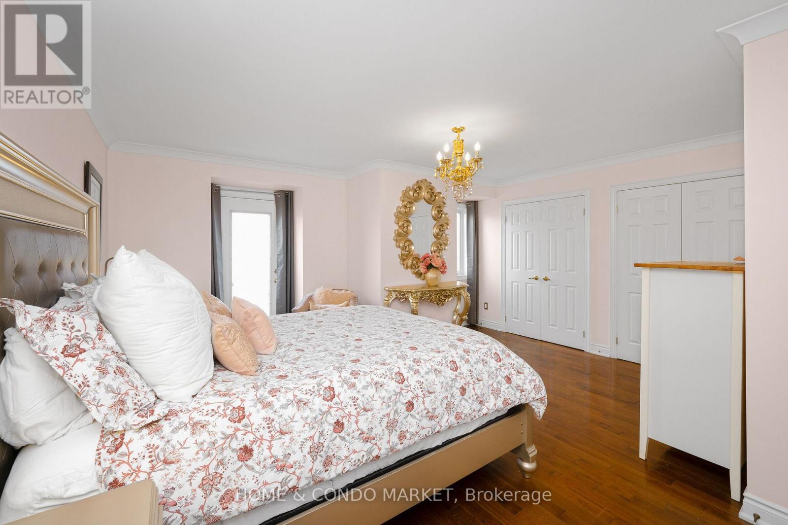194 Lakeshore Road W, Mississauga, ON