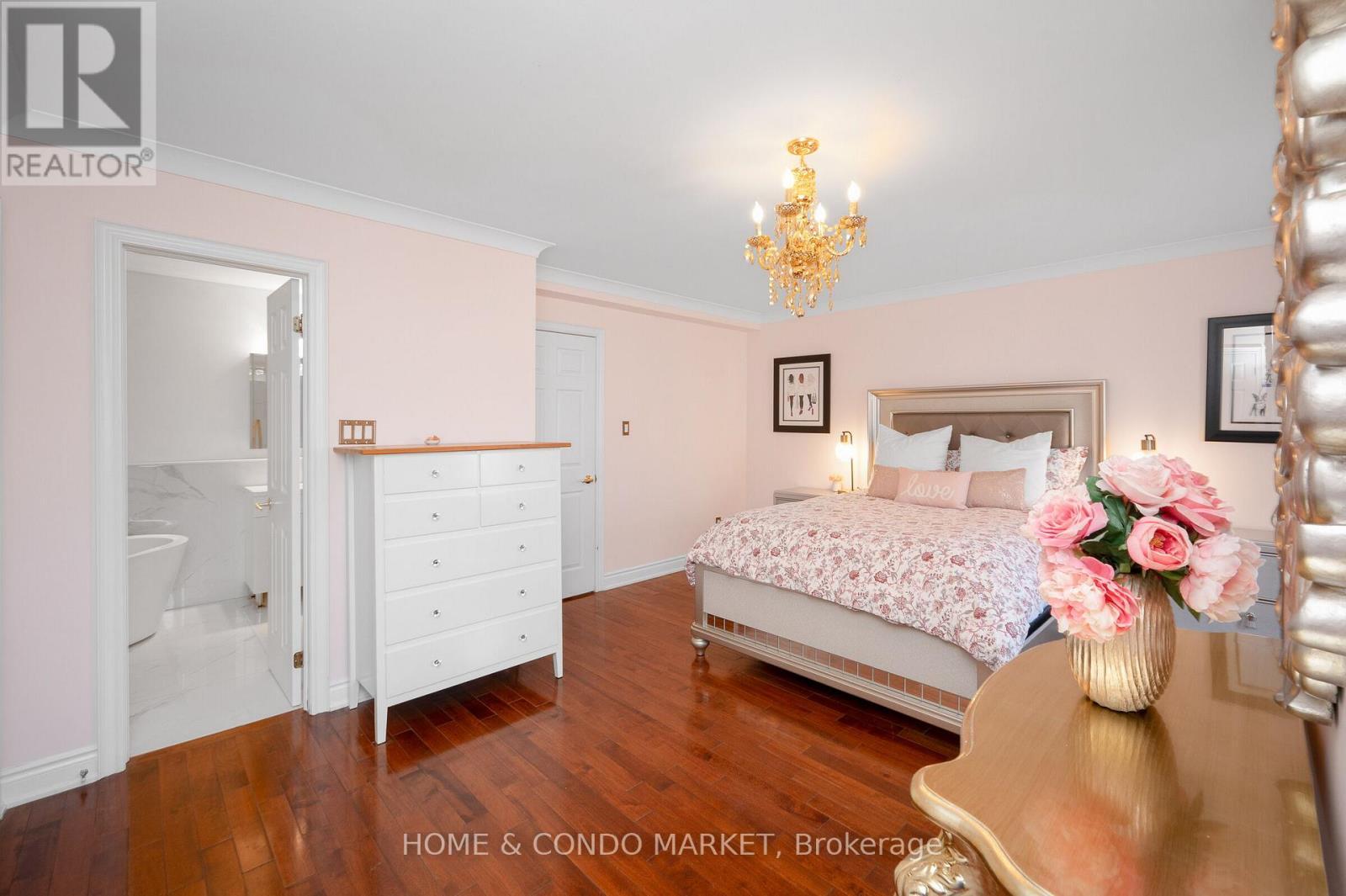 194 Lakeshore Road W, Mississauga, ON